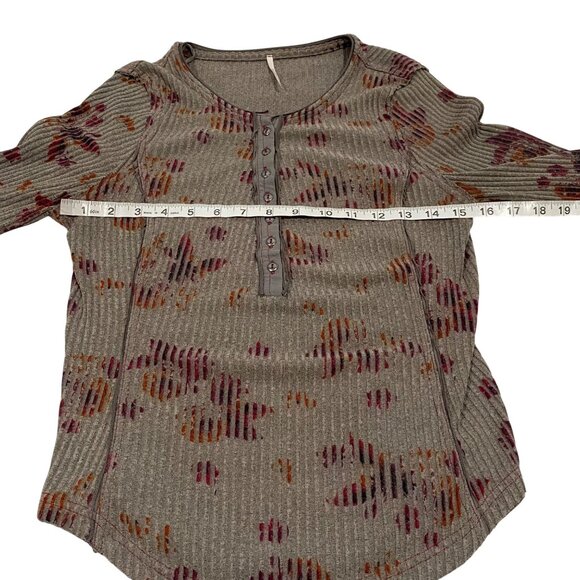 Free People Layer Me Henley Gray Floral Size S - Picture 8 of 9